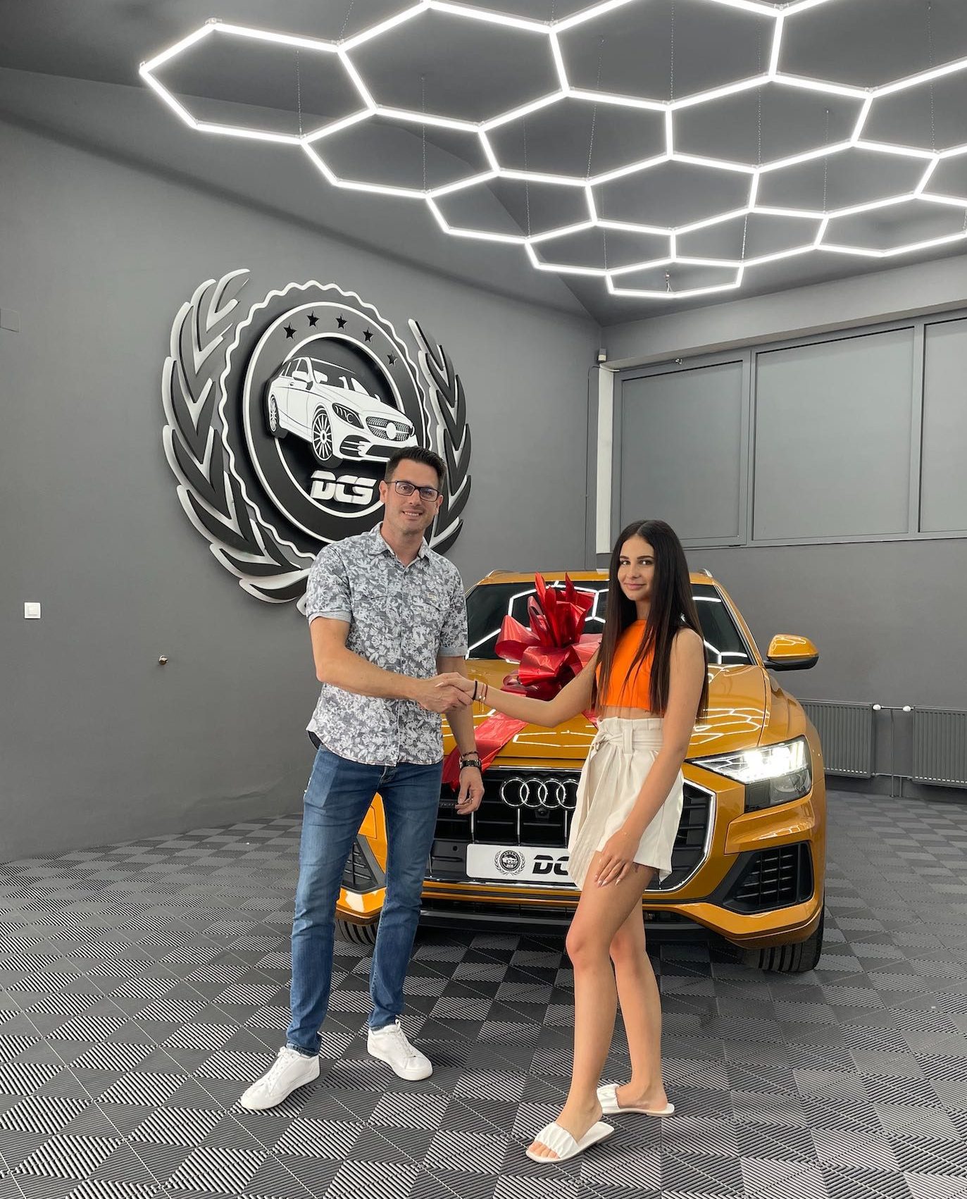Předání Audi Q8 zákazníkovi v showroomu Different Cars